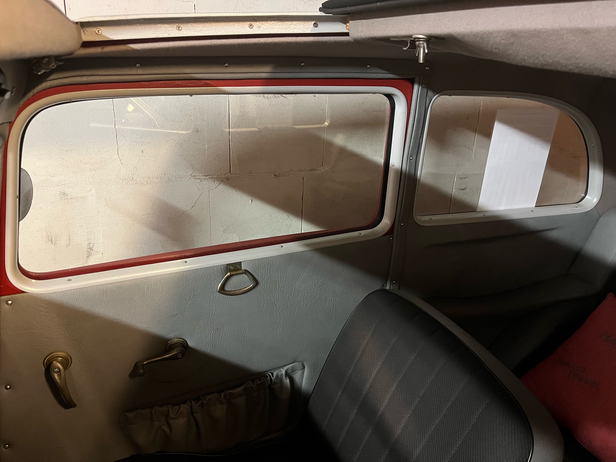 Blick auf die Beifahrertür und das rechte Fondfenster