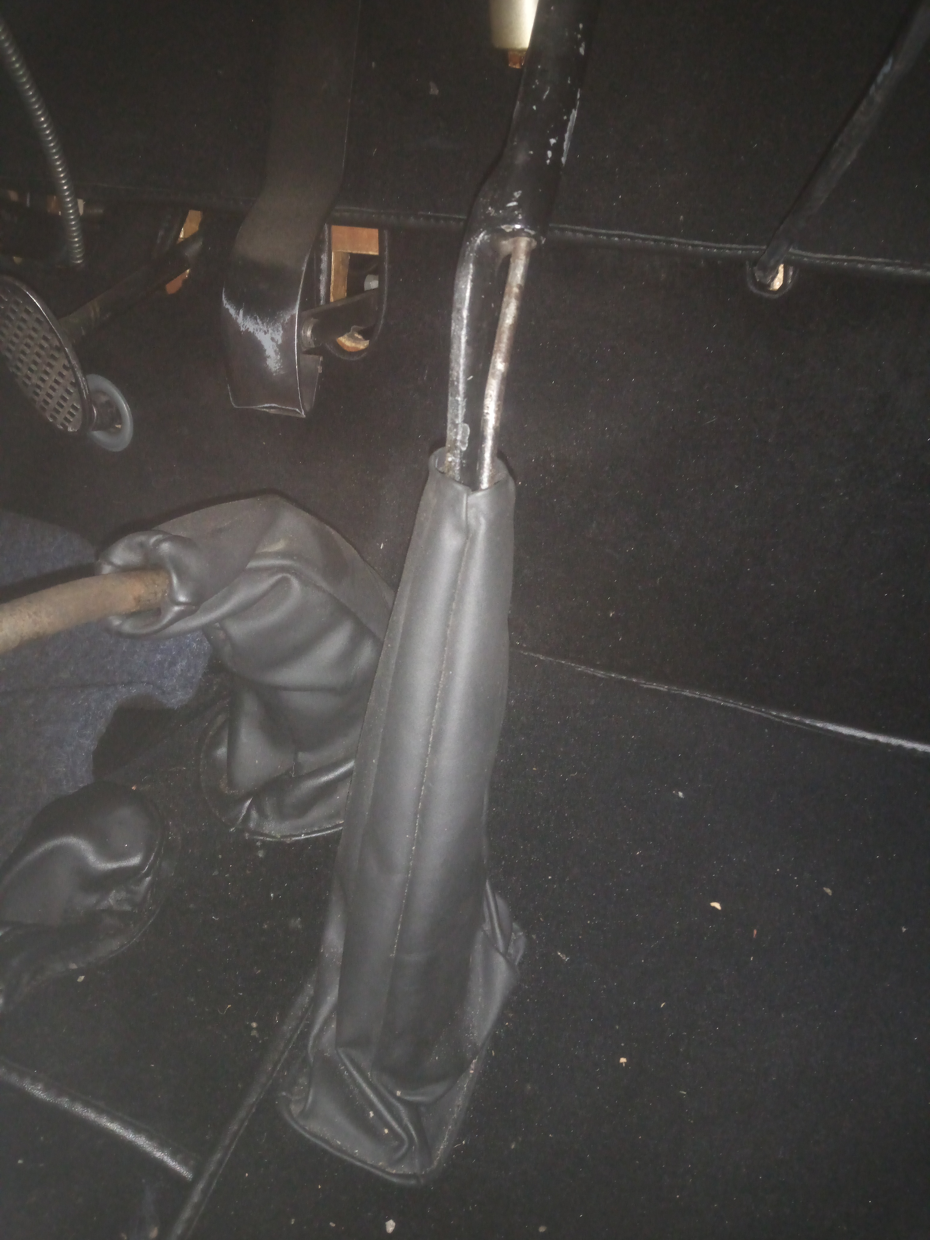 Einfassung Handbrems- und Schalthebel